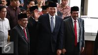 Ahok bersama wakilnya Djarot Syaiful Hidayat dan Dirjen OTDA Soni Sumarsono bersiap menghadiri peresmian dan serah terima nota pengantar tugas Pelaksana Tugas (Plt) Gubernur DKI Jakarta di Gedung Kemendagri, Rabu (26/10). (Liputan6.com/Johan Tallo)