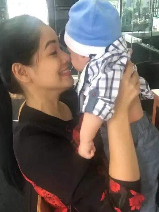 "Diusahakan (bawa anak) nanti juga Insya Allah tangal 1 Mei kalau lancar kita pengen terbang lumayan jauh, 22 jam. Syuting film di situ bawa Kai sama Juna juga. Ini perjalanan jauh pertama," ujar Tikam, Kamis (13/5). (Instagram/kaiattarsugiono)