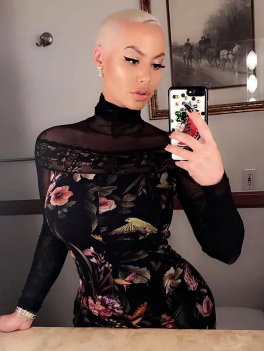 “Aku juga takut dengan adanya bekas luka operasi… ada saran? Adakah wanita di luar sana yang bahagia meskipun punya bekas luka operasi payudara? Dan aku tak perlu implant… tolong ceritakan pengalamanmu,” lanjut Amber menuliskan. (Instagram/amberrose)