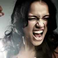 Sungguh gokil aksi perempuan ini. Dia melabrak suaminya yang sedang menjalani resepsi pernikahan dengan orang lain.