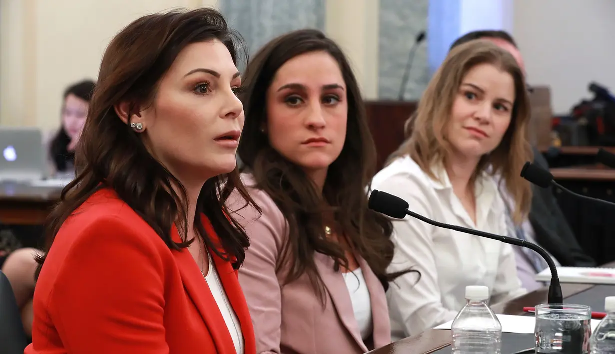 Atlet senam Jamie Dantzcher (kiri) dan Jordyn Wieber (tengah) bersama atlet Speedskater Bridie Farrell memberi kesaksian terkait pelecehan yang dilakukan dokter tim senam AS, Larry Nassar di Capitol Hill (18/4). (Chip Somodevilla / Getty Images / AFP)