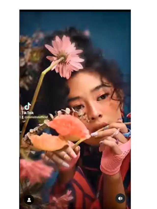 7 Gaya Pemotretan Terbaru Aqeela Calista dengan Makeup Tebal Ini Curi Perhatian