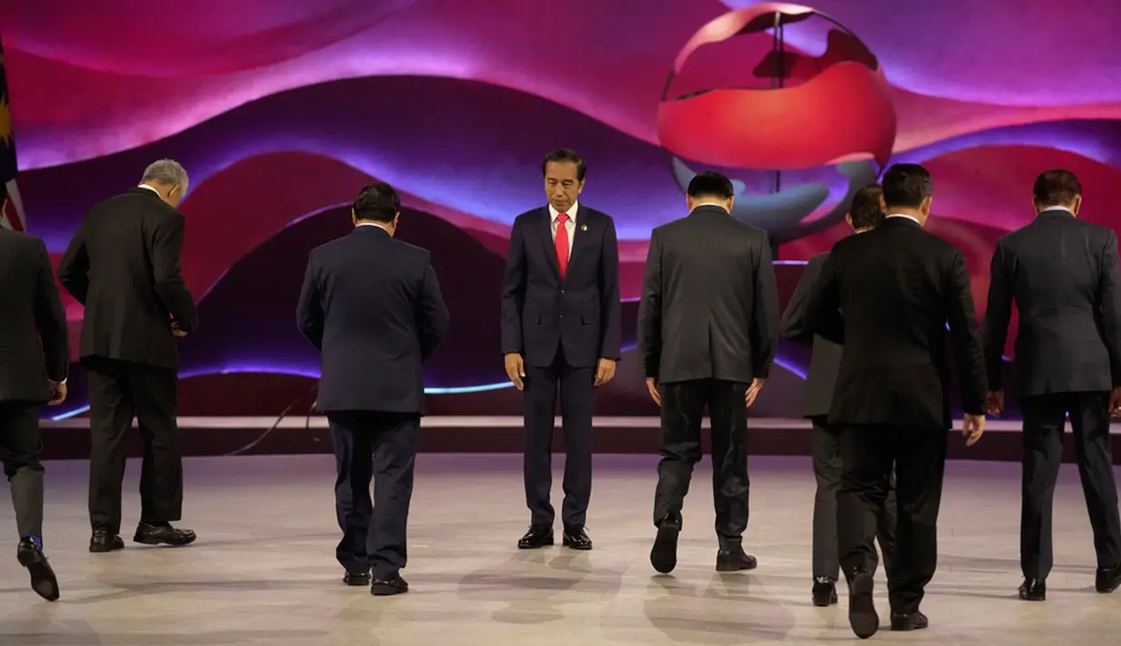 "Sebagai negara yang memiliki beragam suku, budaya, bahasa, dan agama, bagi Indonesia kesatuan itu adalah sebuah harmoni dalam perbedaan, termasuk di dalamnya perbedaan pendapat. Karena perbedaan pendapat justru menyuburkan demokrasi, justru menunjukkan bahwa kita sebagai keluarga memiliki kedudukan yang setara," jelas Jokowi. (AP Photo/Dita Alangkara, Pool)