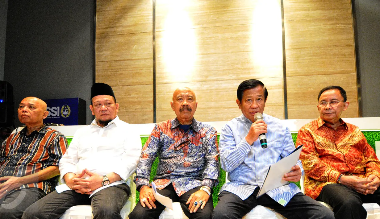 Mantan Ketua Umum PSSI, Agum Gumelar (kedua kanan) mewakili 16 tokoh sepakbola Indonesia membacakan pernyataan sikap terkait situasi sepak bola tanah air saat ini, di kantor PSSI, Senayan, Jakarta, Kamis (25/6/2015). (Liputan6.com/Yoppy Renato)