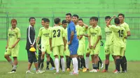 Bek Madura United, Munhar berlatih bersama tim POPDA Kota Malang untuk menjaga kondisi, Minggu (10/7/2016). (Bola.com/Iwan Setiawan)