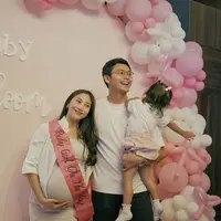 Winona Willy adik Nikita Willy baru saja mendapatkan kejutan baby shower di kehamilan yang telah memasuki trimester tiga. Dengan backdrop serba pink sesuai gender calon anak keduanya, baby shower pun dihadiri keluarga hingga teman-temannya. [@nonawilly]