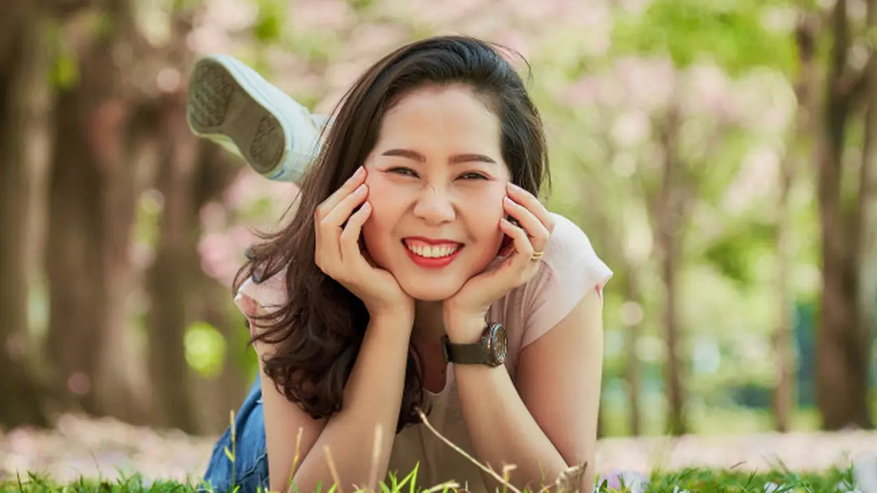 tertawa cantik mandiri dewasa