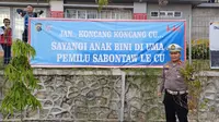 Personel Direktorat Lalu Lintas Polda Riau yang bertugas di Jalan Tol Pekanbaru-Bangkinang memasang spanduk keselamatan berlalu lintas jelang pemilihan umum. (Liputan6.com/M Syukur)