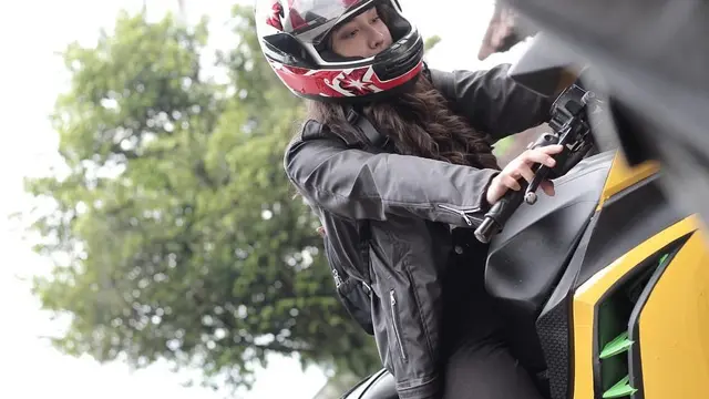Totalitas Dalam Berakting, Ini 6 Potret Yasmin Napper saat Naik Motor Gede