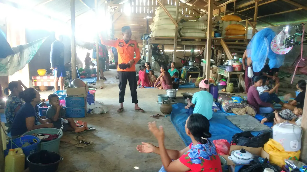 Warga korban banjir Konawe tinggal di bangsal pengungsian, Minggu (19/7/2020).(Liputan6.com/Ahmad Akbar Fua)