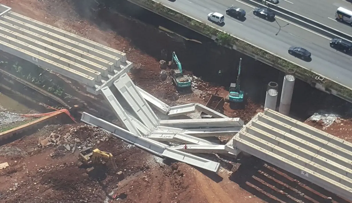 Kondisi bantalan jalan Tol Depok-Antasari yang ambruk di kawasan proyek di Jalan TB Simatupang, Cilandak, Jakarta Selatan, Selasa (2/1). Dari foto yang diunggah, ada 6 bantalan yang roboh dan semuanya patah. (Foto: Twitter @agusdidin)