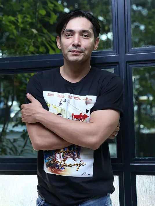 Abimana tetap bersyukur, dengan perkembangan tekonologi saat ini dapat mendekatkan jarak yang terpisah jauh sekalipun. Setidaknya rasa rindu Abimana terhadap keluarga dapat sedikit terobati. (Galih W. Satria/Bintang.com)