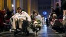Hewan peliharaan bersama pemiliknya berjalan memasuki gereja Katredal Santo John the Divine untuk diberi pemberkatan pada 31st annual Feast of Saint Francis, New York, Minggu (4/10/2015). (REUTERS/Elizabeth Shafiroff) 