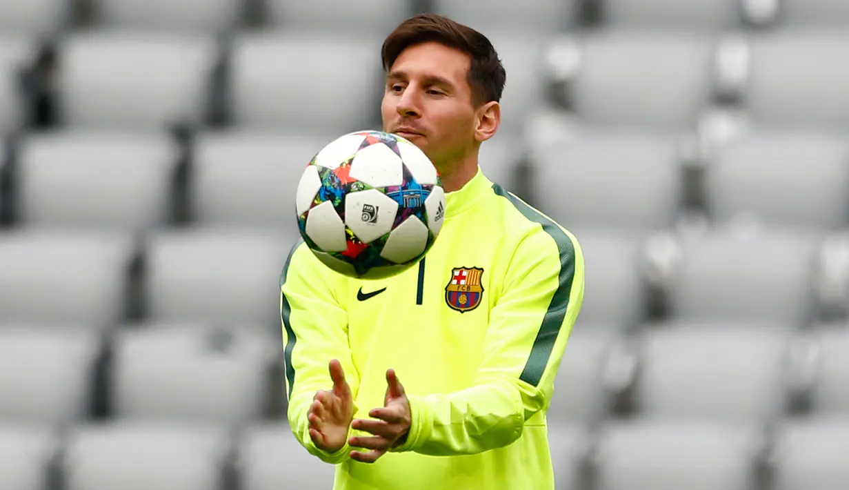 Penyerang Barcelona, Lionel Messi bermain dengan bola saat sesi latihan di Allianz Arena, Munich, Jerman (11/5/2015).  Barcelona akan menantang Bayern Muenchen di leg kedua semifinal Liga Champions. (Reuters/Michaela Rehle)