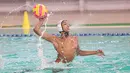 Aksi Caesar Kirano di final polo air kategori U-14 pada Indonesia Open Aquatic Championships (IOAC) 2025 di Stadion Akuatik GBK, Jakarta Pusat, pada Kamis (13/11/2025). (Bola.com/Abdul Aziz)