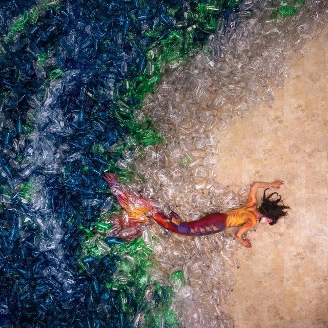 Manfaatkan Sampah Plastik Jadi Seni Instalasi, 6 Karya Pria Ini Bikin Takjub