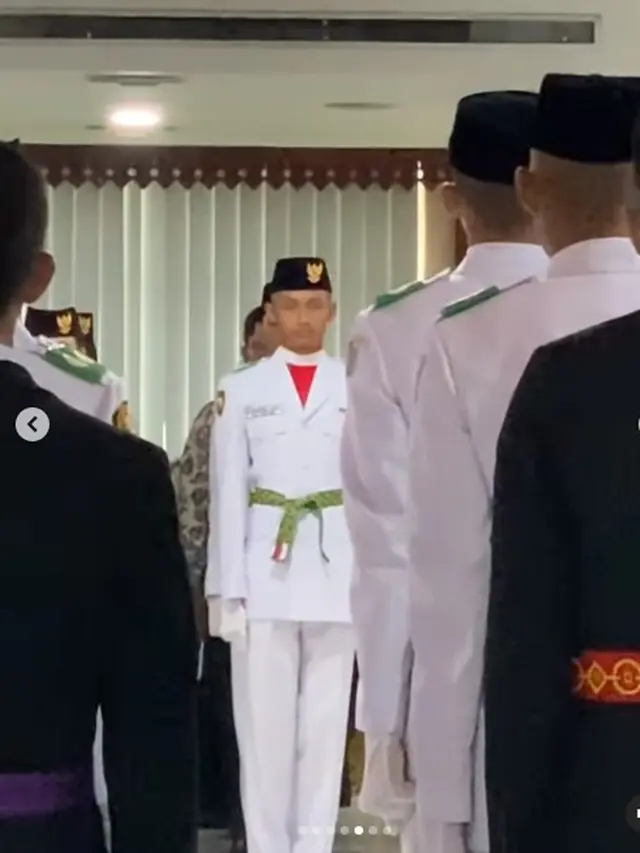 7 Potret Dhofin Putra Ibnu Jamil dan Ade Maya saat Pengukuhan Anggota Paskibra, Jadi Sorotan