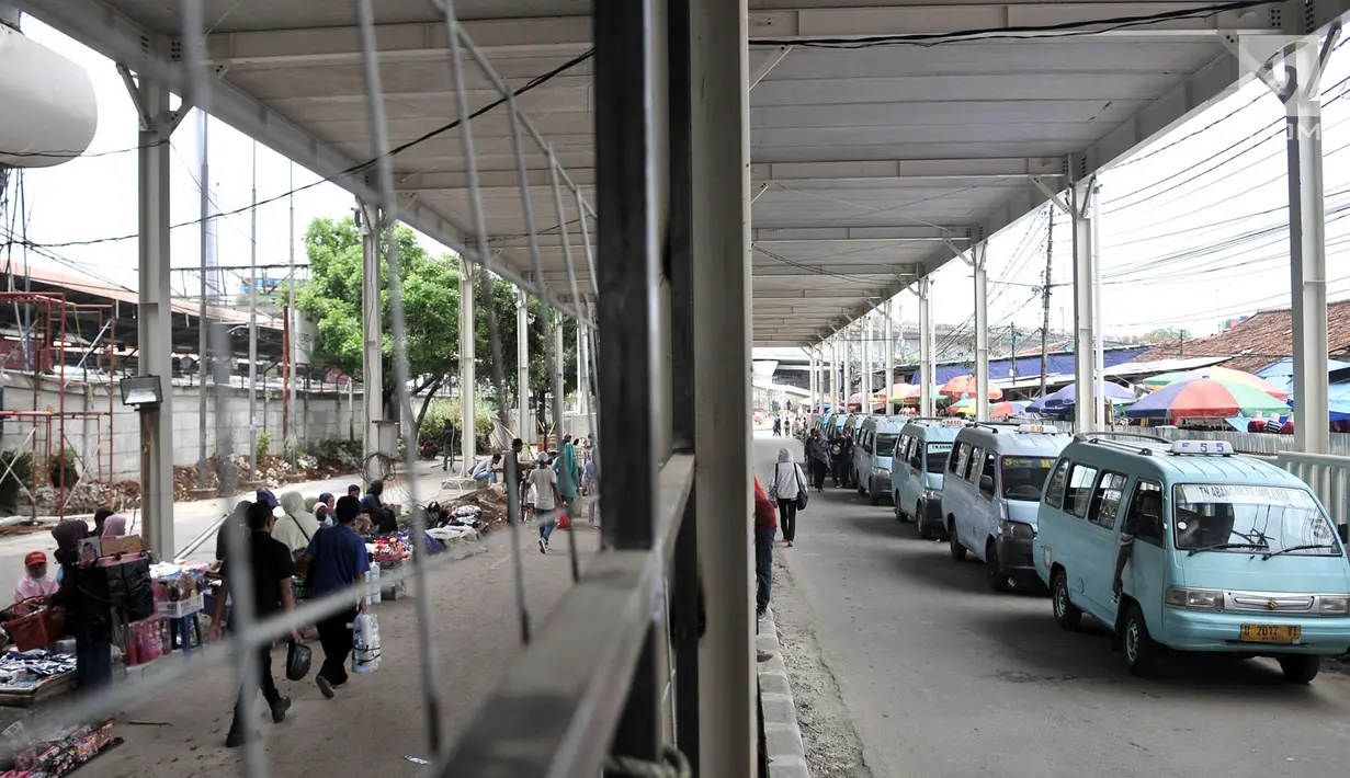 Sejumlah angkot dan pedagang kaki lima (PKL) mangkal di bawah Skybridge Tanah Abang, Jalan Jatibaru, Jakarta, Selasa (23/10). Belum selesainya pembangunan skybridge menyebabkan banyak PKL dan angkot mangkal di Jalan Jatibaru. (Merdeka.com/Iqbal Nugroho)