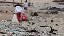 <p>Anak Agung Gede Agung Dalem menambahkan, sampah kiriman tersebut bisa saja dari Jawa dan Sumatera yang masuk ke laut lalu disapu gelombang angin barat hingga ke Bali. (SONNY TUMBELAKA/AFP)</p>