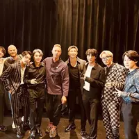 BTS berikan hadiah hanbok untuk Coldplay saat bertemu di New York/dok. Instagram Coldplay