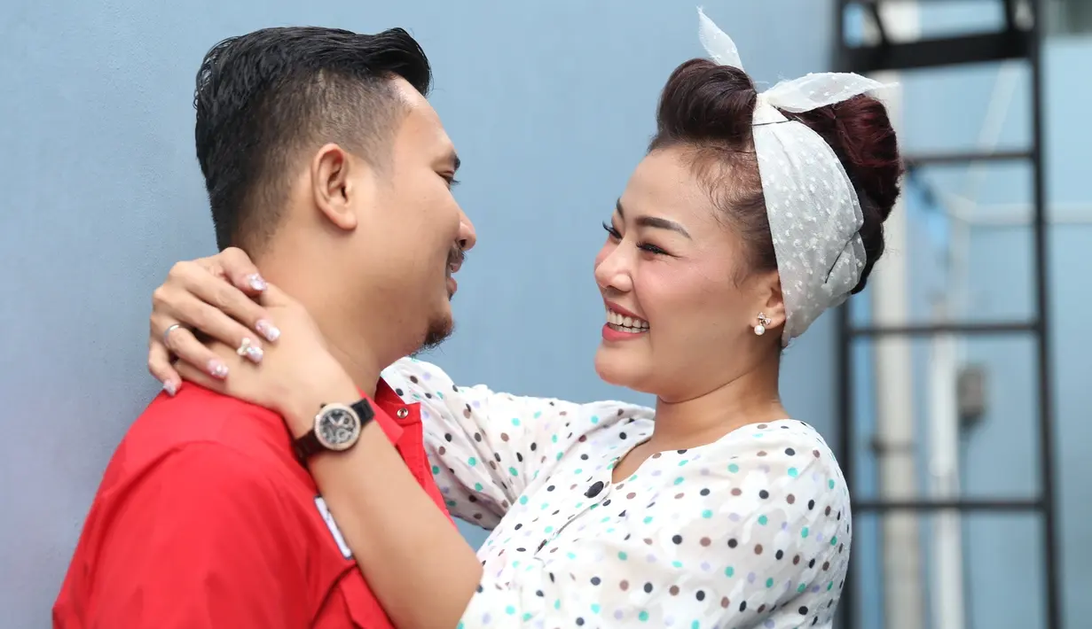 Banyaknya saudara yang menginap dirumahnya, membuat Chef harus menunda malam pertamanya. Meski demikia, ia tak mempermasalahkan. (Nurwahyunan/Bintang.com)