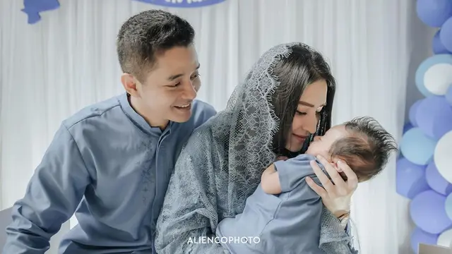 7 Momen Akikah Anak Adly Fairuz dan Angbeen Rishi, Penuh Kehangatan