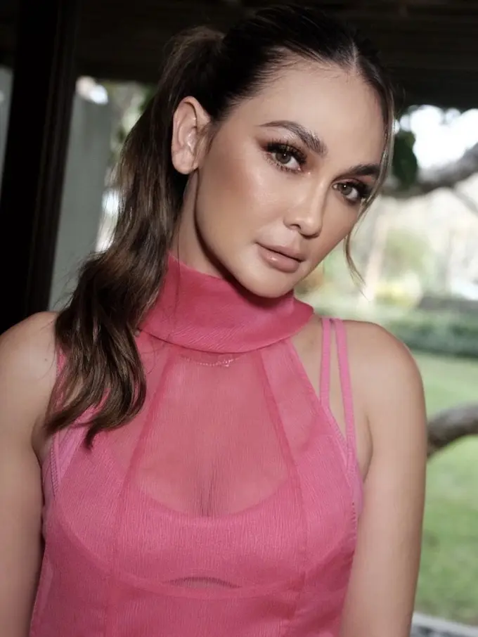 Luna Maya Tampil dengan Gaun Pink Saat Melihat Ariel Manggung, credit: @manscrow_gilang