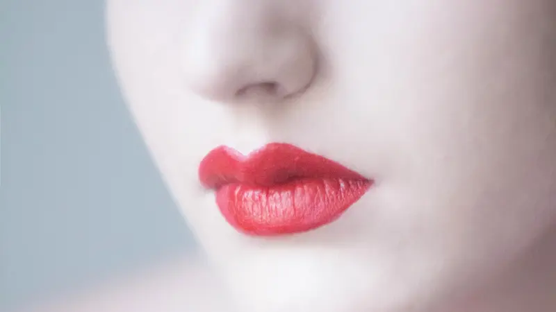 Tanpa Filler, Bibir Tipis Bisa Terlihat Lebih Tebal dengan Lipstik