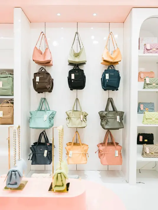 Rangkaian grand opening semakin spesial karena adanya Private Preview dari koleksi merché terbaru bertajuk Whimsical Garden Collection yang berkolaborasi dengan sister brand dari merché sendiri yakni Halwa.   Credit: Merché