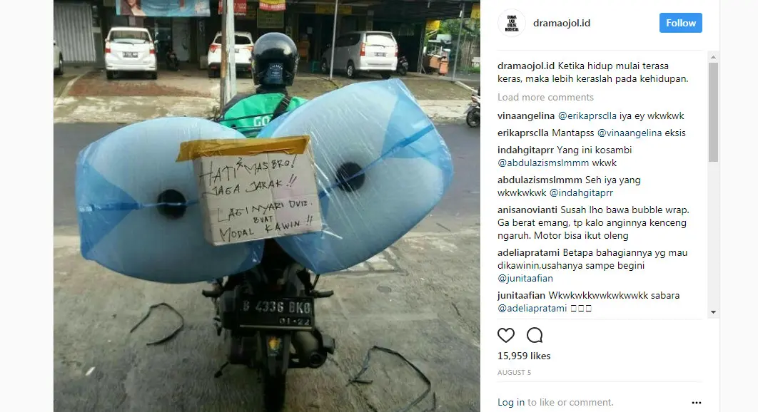 Perjuangan ojek online mengangkut bungkusan berukuran besar (Sumber: Instagram/ @dramaojol.id)