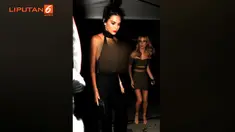 Sang kakak, Kim yang sedang hamil besar pun tak kalah dengan gunakan dress bling bling berwarna hitam, dilengkapi blazer hitam yang menempel di bahu.