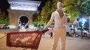 Seorang peserta berpakaian patung tampil dalam Statue Fest 2020 dengan tema "Skopje Disaat Corona", di alun-alun utama Skopje, Ibu Kota Makedonia Utara, 5 September 2020. Festival ini diselenggarakan oleh "Teatrosk" produksi teater jalanan yang menampilkan berbagai figur. (Robert ATANASOVSKI/AFP)