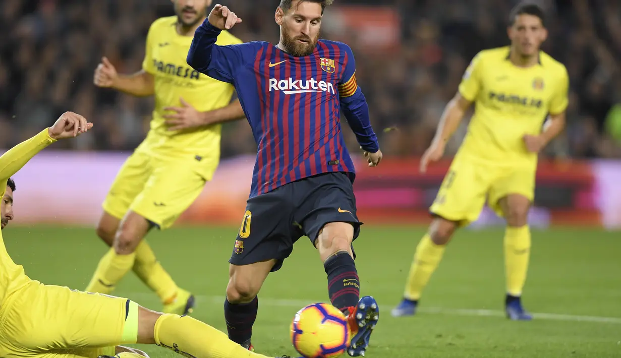 Binatng Barcelona, Lionel Messi tampil apik saat melawan Villareal pada laga lanjutan La Liga Spanyol yang berlangsung di stadion, Camp Nou, Spanyol, Senin (3/12). Barcelona menang 2-0 atas Villareal. (AFP/Lluis Gene)