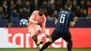 Penyerang Barcelona, Ousmane Dembele melepaskan tendangan dari kawalan bek Inter Milan, Stefan de Vrij saat bertanding pada grup B Liga Champions di Giuseppe Meazza, Italia (6/11). Inter imbang dengan Barcelona 1-1. (AP Photo/Luca Bruno)