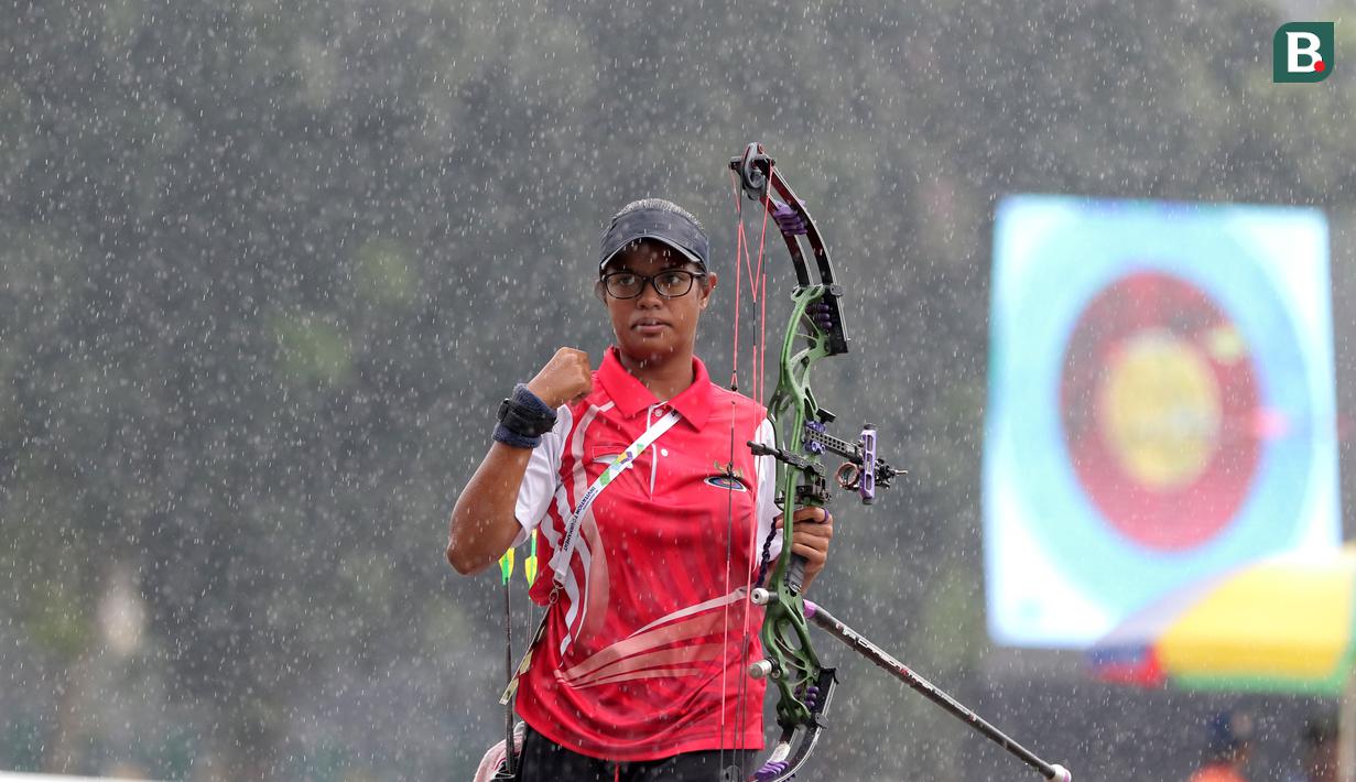 Gaya Tim Putri Indonesia, Yurike Bonita usai memanah ke target saat melawan China Taipei pada Test Event Asian Games 2018 di Lapangan Panahan, Jakarta (15/2/2018). Indonesia menang 220-211. (Bola.com/Nick Hanoatubun)