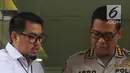 Kabid Humas Polda Metro Jaya, Kombes Pol Argo Yuwono (kanan ) menunjukkan barang bukti saat rilis kasus narkotika jenis sabu di Polda Metro Jaya, Jakarta, Rabu (16/1). (Liputan6.com/Immanuel Antonius)