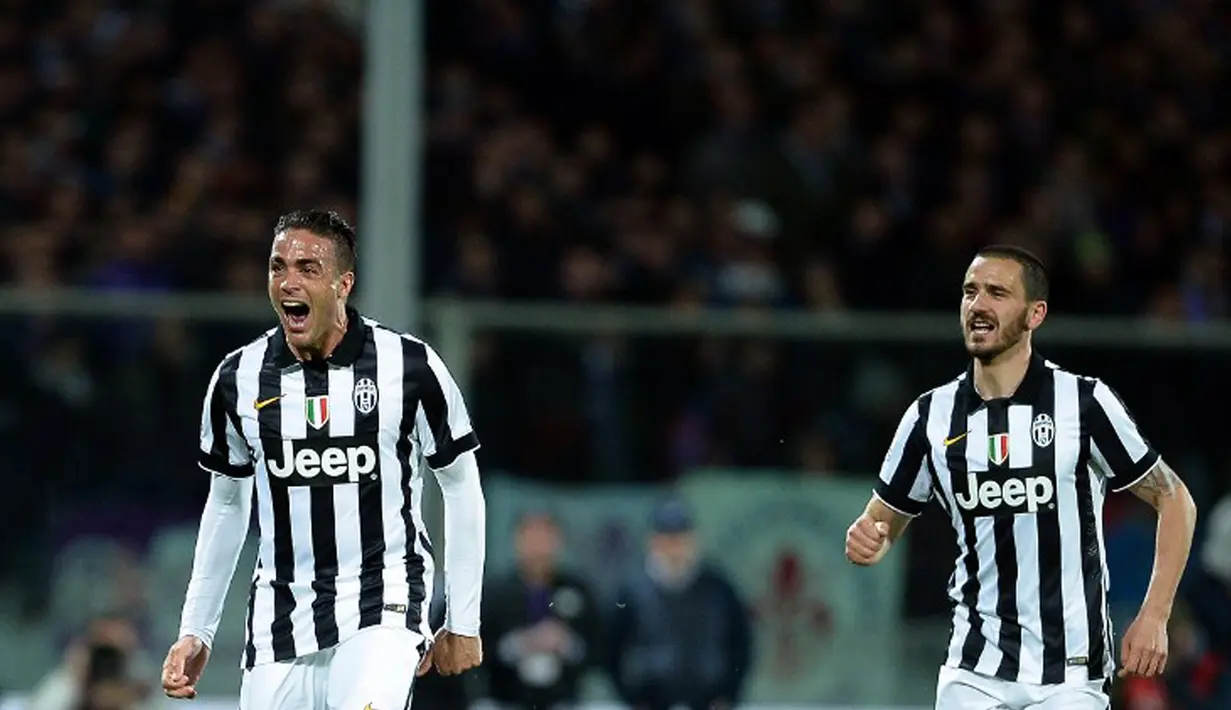 Penyerang Juventus, Alessandro Matri (kiri) merayakan selebrasi usai mencetak gol  pada leg kedua Semifinal  Coppa Italia di stadion Artemio Franchi, Italia, Rabu (8/4/2015). Juventus menang 3-0 atas Fiorentina. (AFP PHOTO/Filippo Monteforte)