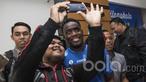 Bintang Persib Bandung, Michael Essien, melayani permintaan swafoto para wartawan usai jumpa pers di Kantor Persib Bandung, Jawa Barat, Rabu (29/3/2017). Dengan ramah pemain asal Ghana itu melakukan swafoto. (Bola.com/Vitalis Yogi Trisna)