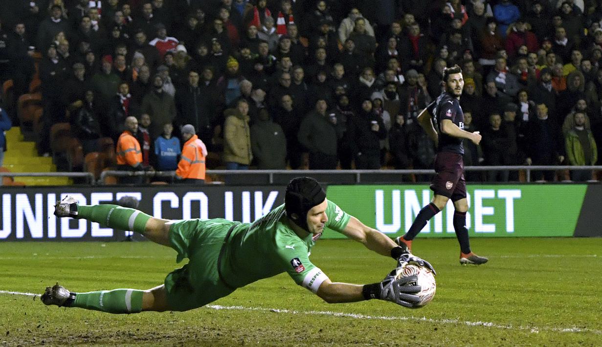 Kiper Arsenal,  Petr Cech, menangkap bola saat melawan Balckpool pada laga Piala FA di Stadion Bloomfield Road, Sabtu (5/1). Arsenal menang 3-0 atas Blackpool. (AFP/Anthony Devlin)