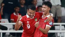 Pemain Timnas Indonesia, Dimas Drajad (kiri) melakukan selebrasi bersama Hokky Caraka setelah mencetak gol pertama ke gawang Brunei pada laga Kualifikasi Piala Dunia 2026 zona Asia di Stadion Utama Gelora Bung Karno (SUGBK), Senayan, Jakarta, Kamis (12/10/2023). Laga tersebut merupakan debut bagi Hokky Caraka di Timnas senior. (Bola.com/M Iqbal Ichsan)