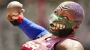 Atlet tolak peluru Amerika Serikat, Raven Saunders, tampil nyentrik dengan menggunakan masker unik dan rambut berwarna ungu hijau saat berlaga di Olimpiade Tokyo 2020. (Foto: AP/David J. Phillip)