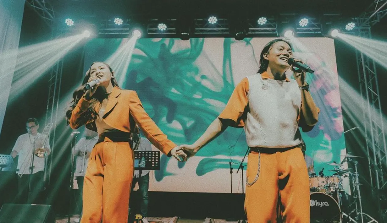 Rizky Febian juga pernah mengundang sang kekasih untuk hadir dan menjadi pengisi acara dalam konsernya beberapa waktu lalu. Keduanya pun terlihat saling bergandengan tangan bersama saat membawakan sebuah lagu. (Liputan6.com/IG/@rizkyfbian)