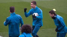 Penyerang Real Madrid, Cristiano Ronaldo berbincang dengan rekan-rekannya saat mengikuti sesi latihan di Madrid, Spanyol (10/4). Real Madrid akan bertanding melawan Juventus pada leg kedua perempat final Liga Champions. (AP Photo/Paul White)
