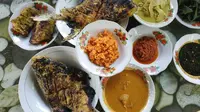 Hidangan ikan kopiek tak bertulang di Kabupaten Kampar lengkap dengan lalapan dan sayuran lainnya. (Liputan6.com/Mediacenterriau/Heru)