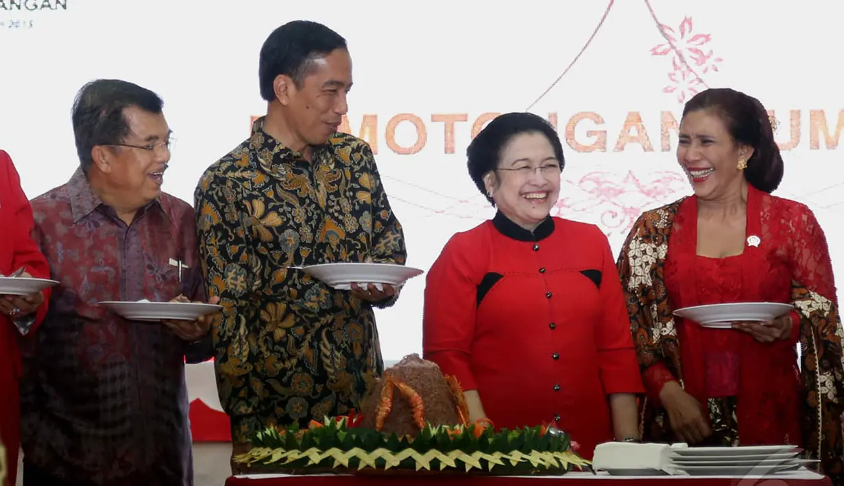 Ketum PDIP, Megawati Soekarnoputri (kedua dari kanan) saat perayaan HUT ke-42 PDIP di kantor DPP PDIP, Jakarta, Sabtu (10/1/2015). (Liputan6.com/Johan Tallo)