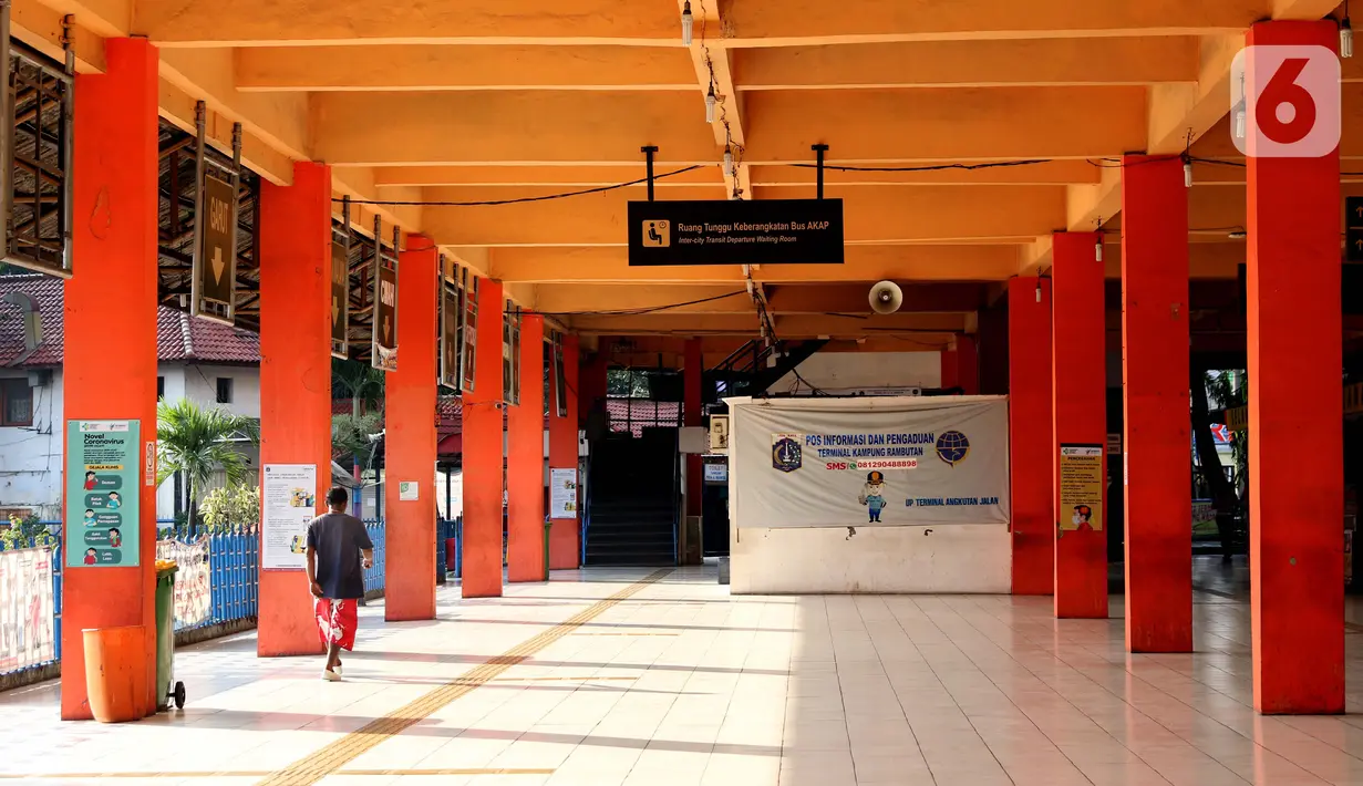 Suasana Terminal Bus Antar Kota Antar Provinsi, Kampung Rambutan, Jakarta, Kamis (7/5/2020). Meski Menhub Budi Karya Sumadi mengijinkan kembali seluruh moda transportasi beroperasi kembali namun aktivitas di terminal bus AKAP Kampung Rambutan masih terlihat kosong. (Liputan6.com/Helmi Fithriansyah)