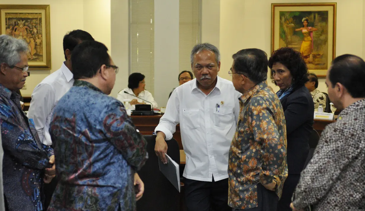 Wapres Jusuf Kalla berbincang dengan sejumlah Menteri menjelang rapat terbatas di kantor Presiden, Komplek Istana Kepresidenan, Jakarta, Kamis (12/3/2015). (Liputan6.com/Faizal Fanani)
