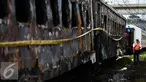 Petugas melihat kondisi dua gerbong Kereta Kertajaya jurusan Surabaya-Jakarta usai terbakar di Stasiun Tanjung Priok, Jakarta, Kamis (25/8). (Liputan6.com/Faizal Fanani)