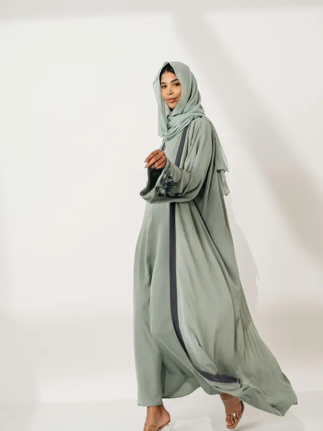 7 Tren Warna Baju Lebaran 2025, dari Natural hingga Bold yang Simpel dan Stylish. (pexels.com/Qalanjos Fashions -Online Abaya Store)