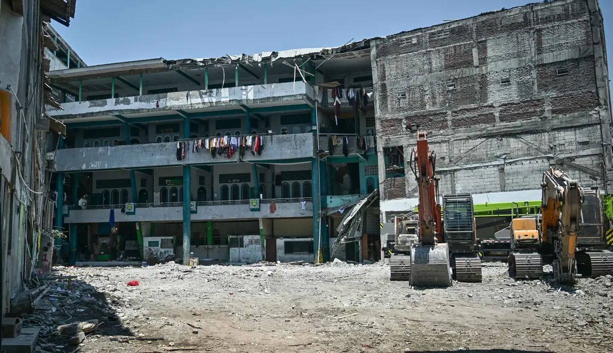 Hingga akhir pencarian, Selasa (7/10/2025), Basarnas mencatat korban ambruknya Gedung Pondok Pesantren Al Khoziny berjumlah total 171 orang. Terdiri dari 104 selamat, 67 meninggal dunia, termasuk 8 bagian tubuh. (JUNI KRISWANTO/AFP)